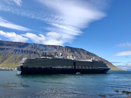 Island -  - Noch einmal geht es sehr nah an dem beeindruckend grossen Kreuzfahrtschiff vorbei...