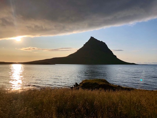 Island - Grundarfjörður - Wow... ein paar hundert Meter ist noch ein schöner Kirkjufell Viewpoint... Auch Hammer! Von 20:10 Uhr bis jetzt um 21:20 Uhr haben wir diesen schönen Berg nun bewundert...