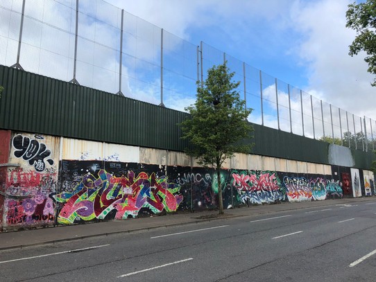 Vereinigtes Königreich - Belfast - Sog. Friedensmauer. Trennt den katholische von protestantischen Bereich. Keiner will diese Mauer. Das Volk hat schon gefordert, diese abzubauen und zu Trump zu schicken.