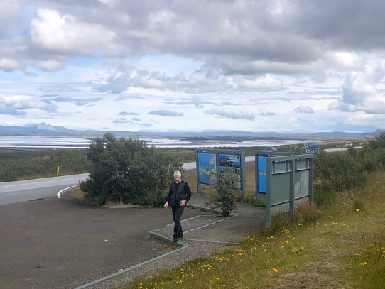 Island - Hvalfjarðarsveit - Erst mal orientieren... Ulli wirft einen ersten Blick auf eine Karte von Snæfellsnes. Ulli weiss eigentlich überhaupt nichts über die genaue Reiseplanung.