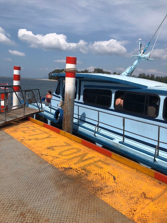 Thailand - Amphoe Mueang Krabi - Am 7.12. sind wir mit dem Boot von Koh Lanta nach Ko Phi Phi gefahren. Die Fahrzeit betrug ein bisschen mehr als eine Stunde.