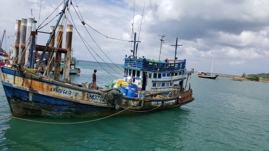 Thailand - Patong - Wir verließen Koh Phangan mir dem Boot richtig Festland.  Nein leider nicht mit diesem coolen Fischerboot...
