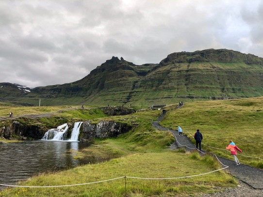 Island - Grundarfjarðarbær - Fast am Wasserfall angekommen... Im Hintergrund ist übrigens gut der Gebirgszug Helgrindur zu sehen..