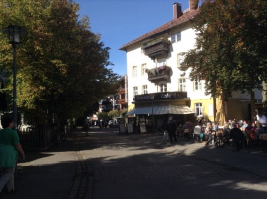 Deutschland - Oberstdorf - Im Café in der Sonne sitzen 














im Café in der Sonne sitzen...

