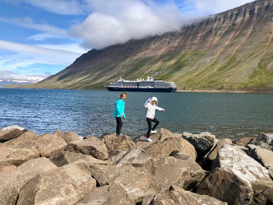 Island -  - Die Kids sind begeistert, einmal ein Schiff live zu sehen, welches die selbe Route wie die Titanic fahren kann... Und auch schon beeindruckend gross ist...