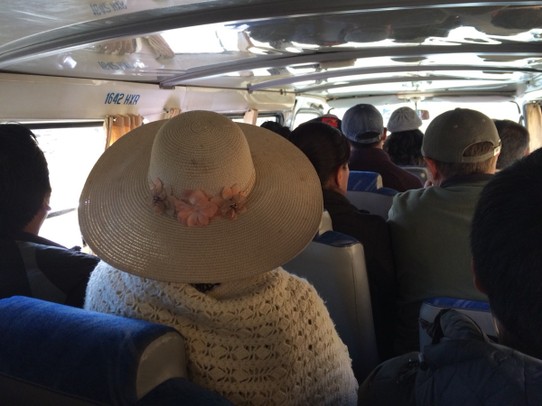 Bolivien -  - Der Transfer zum Flughafen war mal wieder ein Abenteuer - vorallem als wir an einer unübersichtlichen Ausfall"straße" abgesetzt werden und die letzten Kilometer zum Flughafen fehlen...