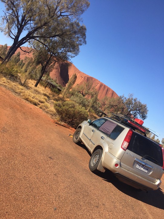 Australien - Mutitjulu - Percy vorm Uluru