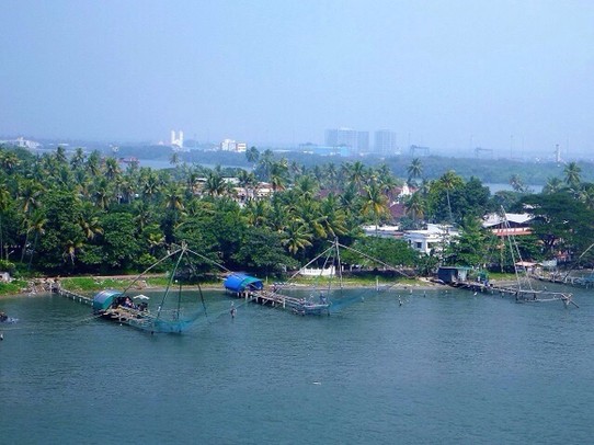 Indien - Kochi - Einfahrt nach Kochi
Typische Fischernetze, die die Chinesen hier her gebracht haben. 