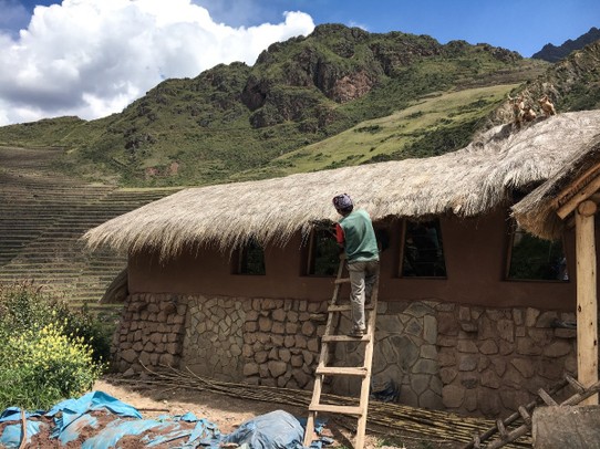 Peru - Ollantaytambo - peruanischer Friseur für das Dach