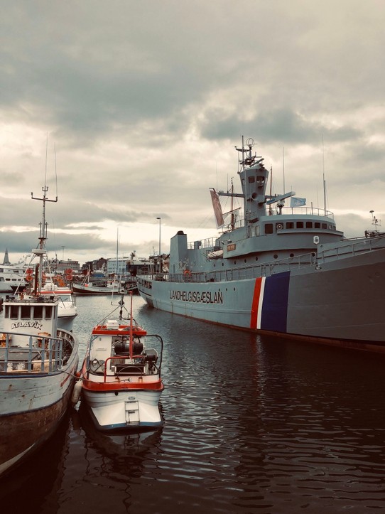 Island - Reykjavík - Und wieder geht es an allen kleinen und grossen Schiffen vorbei...