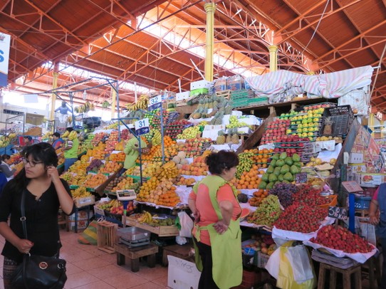 Peru - Arequipa - les frutits, une orgie ; mangues, maracuyas, granadillas, ananas, bananes, mandarines, ...