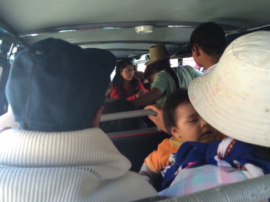 Peru - Huaraz - 22 Fahrgäste im Kleinstbus