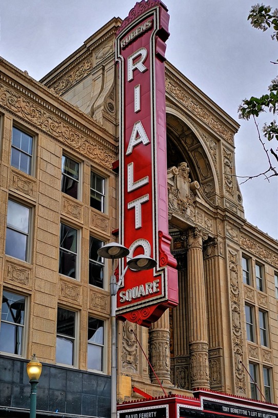 USA - Joliet - Rialto Square Theatre in Joliet
1925 wurde dieses Theater erbaut, in dem auch Al Capone gerne verkehrte. Das Foyer ist sehenswert und eine Anlehnung an den Spiegelsaal des Palastes von Versailles in Frankreich.