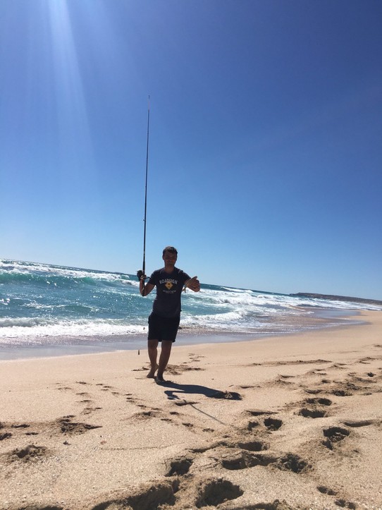 Australien - Norseman - Mal vom Strand aus angeln... Sammy war am Ende komplett nass 