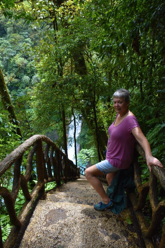 Costa Rica - Upala - Nach ca. 1,5 km kommen wir an einen Abzweig mit Treppe, die Stufen erinnern an gestern und der Muskelkater ist immer noch zu spüren.
Aber die Neugierde hat dann doch gesiegt.