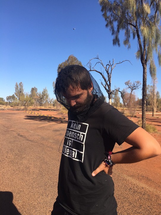 Australien - Mutitjulu - Achtung Fliegen! Ohne Netz geht nichts im Outback