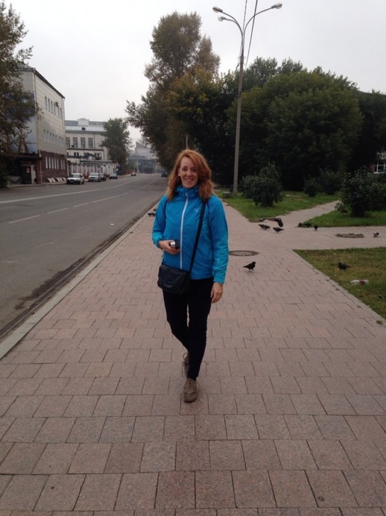 Russia - Irkutsk - Kijk, daar hebben we Femke in haar nieuwe blauwe outdoorjasje op een prachtige Siberische ochtend.