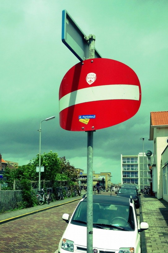 Niederlande - Zandvoort - Der ständige Wind formt auch die Verkehrsschilder!