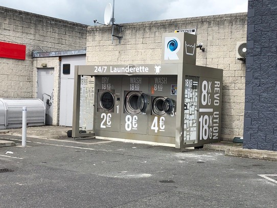 Irland - Tallaght - Öffentliche Waschmaschinen (so etwas findet man an Tankstellen)