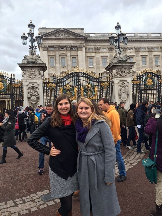 United Kingdom - London - Roommates in front of Buckingham palace 