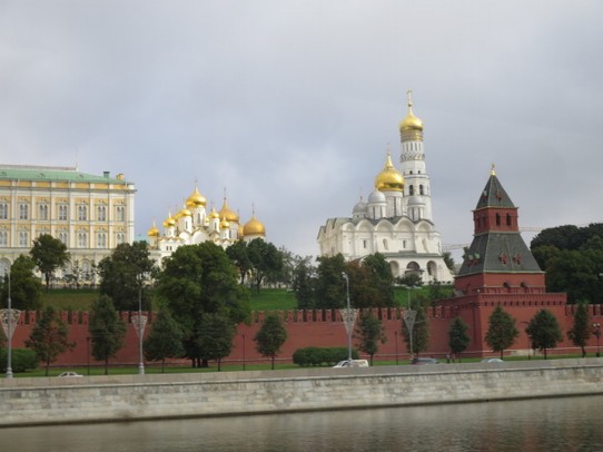 Russland - Moskau - Kremel mit Kremelmauer aus dem 16. Jhdt. teilweise 5 m dick und 18 m hoch