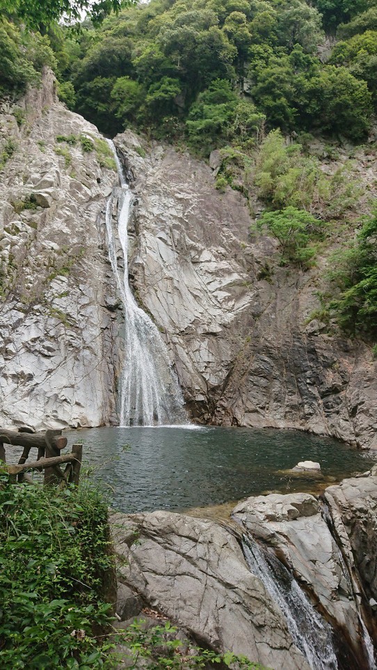 Japan - Kōbe - Romantischer Wasserfall auf dem Wanderweg