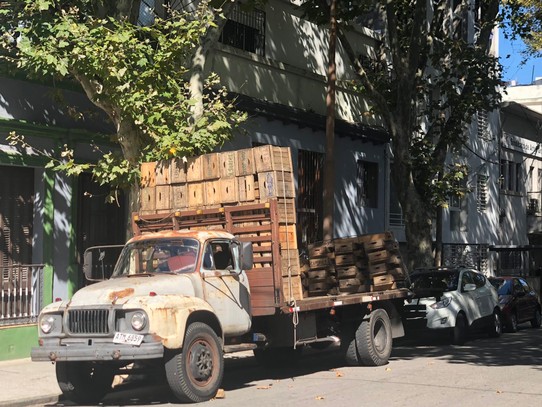 Uruguay - Montevideo - Am Wegrand stehen uralte Fahrzeuge - in Deutschland undenkbar - ohne TÜV
