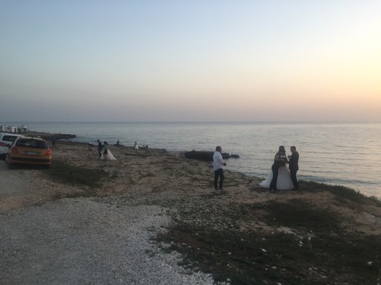 Italien - Spiaggia Sampieri - Hochzeitsshooting! Zum Sonnenuntergang finden sich mehrere Brautpaare an diesem Teil der Küste ein um ihren unvergesslichen Tag festzuhalten :)