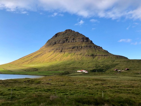 Island - Grundarfjarðarbær - 20:19 Uhr. Da ich erst jetzt im Frühjahr 2020 mal genau im Internet recherchiert habe und dies nicht schon vor unserer Islandreise einmal gemacht habe, halte ich Ausschau nach dem Kirkjufell und finde diesen Berg hier links auch schon sehr schön. Sieht dem Kirkjufell ja auch schon recht ähnlich😬 