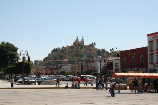 Mexiko - Cholula - Ansicht vom Marktplatz - Hier kann man eher erahnen, daß der Berg einmal eine Pyramide war.