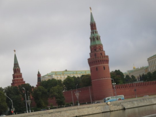 Russland - Moskau - Die Kremelmauer wird  von 18 Türmen unterbrochen