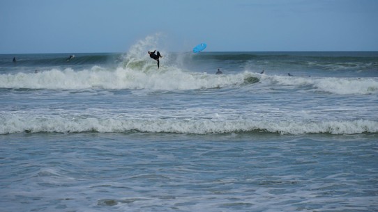 USA - Ponce Inlet - Es ist Sonntag, die Surfer kommen.
