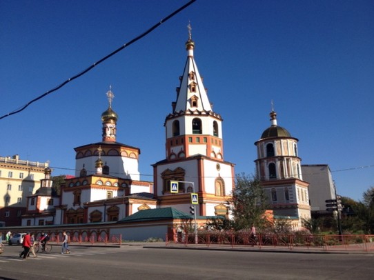 Russia - Irkutsk - Wij zitten in een heel mooie buurt, de zogenaamde historische wijk. Met overal waar je kijkt van dit soort prachtige kerkjes!