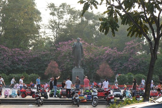 Vietnam - Hanoi - Zu Füßen Lenins sind die Kids in Mini-Autos unterwegs
