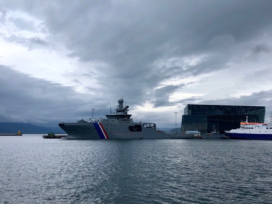 Island - Reykjavík - Grosse Schiffe der Küstenwache liegen hier im Hafen... Und im Hintergrund sieht man das bekannte Konzerthaus „Harpa“...