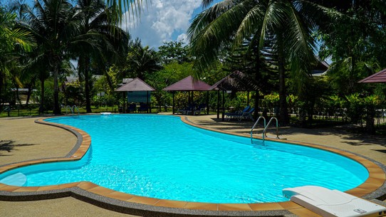Thailand - Khao Lak - Einen Pool für sich alleine zu haben, mag mal ganz nett sein. Ist auf Dauer aber langweilig. Also erst einmal ein paar Bahnen ziehen.