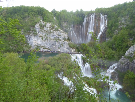 Kroatien - Plitvička jezera - Im Hintergrund: der große Wasserfall 