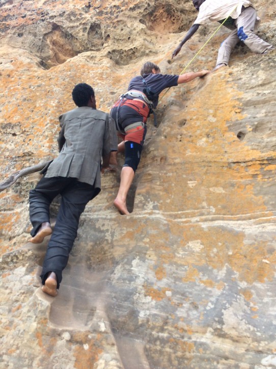 Äthiopien -  - 8m Steilwand können nur mit Hilfe bewältigt werden 