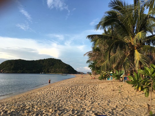 Thailand - Ko Pha-ngan - Die Sonne ließ sich aber schnell wieder blicken und das abhängen an den verschiedenen Buchten ging weiter😊