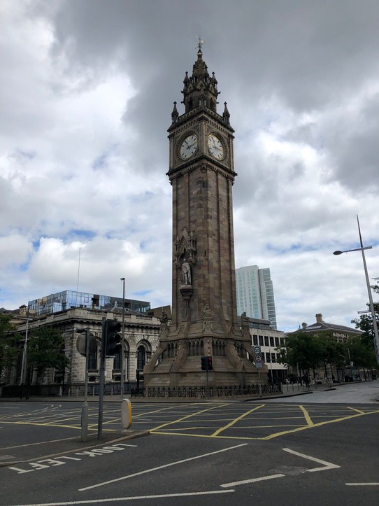 Vereinigtes Königreich - Belfast - Albert Memorial Clock. - Weil der Turm so schief steht (sich auf einer Seite abgesänkt hat) nenn man dieses Denkmal auch „Schiefer Turm von Belfast“