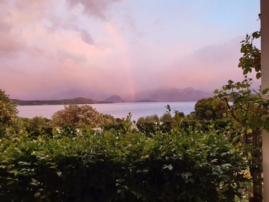 Neuseeland - Manapouri - Regenbogen über den See Manapouri 