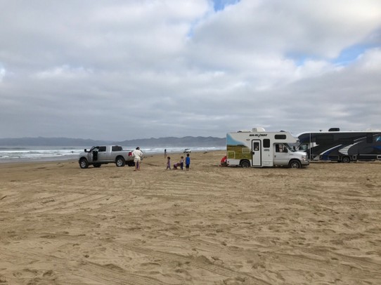 Vereinigte Staaten - Pismo Beach - Unsere Nachbarn. Festgefahren, zum Glück nicht unser WoMo, da man ca 2 Meilen auf weichem Sand am Strand lang fährt bis man am Stellplatz ist 😅