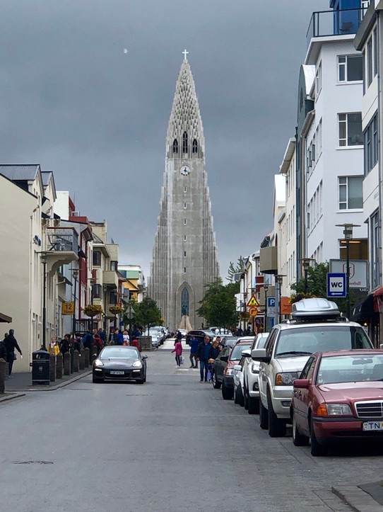 Island - Reykjavík - Wir wandern die Strasse unter der Hallgrimmskirkja entlang. Schöner Blick...