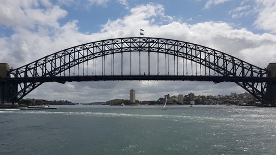 Australia - Sydney - Harbour Bridge von der Wasserseite.