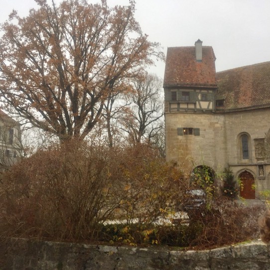 Deutschland - Rothenburg ob der Tauber - Kirche mit Pfarrhaus.