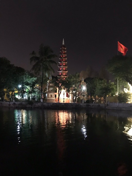 Vietnam - Hanoi - Tempel am West Lake