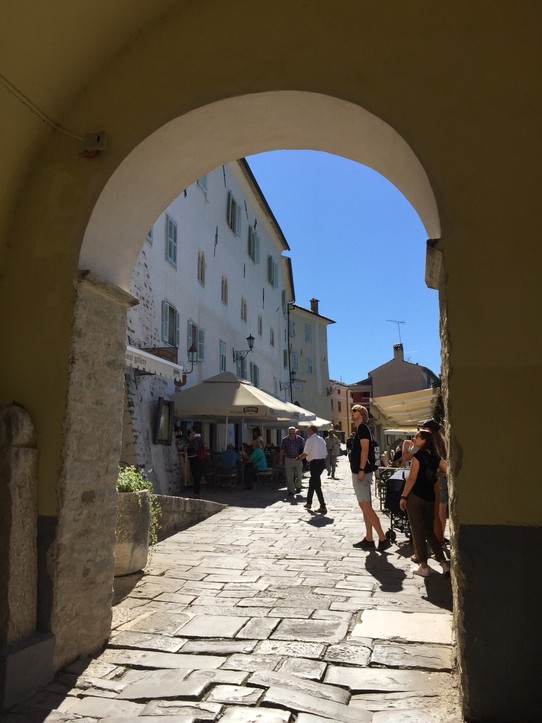 Kroatien - Motovun - Eingang in die Altstadt 