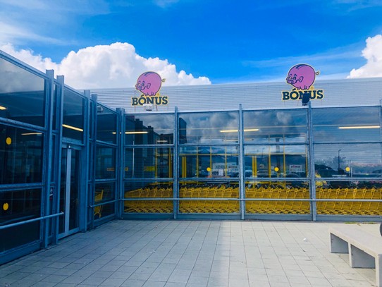 Island - Borgarnes - Ullis Favorit: Der Bonus-Supermarkt auf der rechten Seite...