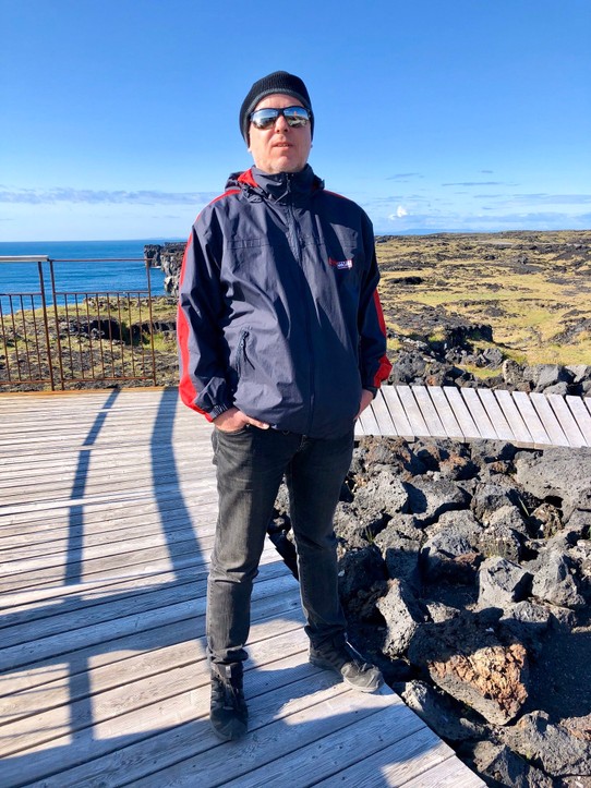 Island - Snæfellsbær - Ulli bleibt sich und seinem Kälteempfinden treu. 😉👍 Da kann auch ein blauer Himmel und Sonne nichts dran ändern... und tatsächlich muss man sagen, dass heute der Wind ganz schön pfeift...