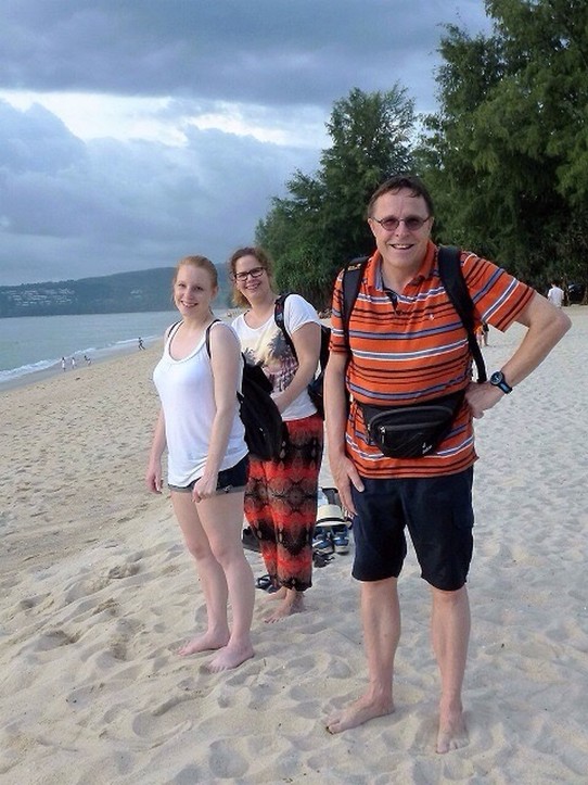 Thailand - Choeng Thale - Marina und Ramona mit Erwin am Laguna Beach Strand